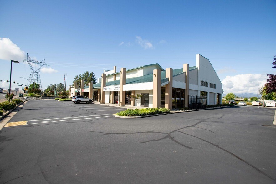 1374-1380 Hilltop Dr, Redding, CA à louer - Photo principale – Image 1 sur 16