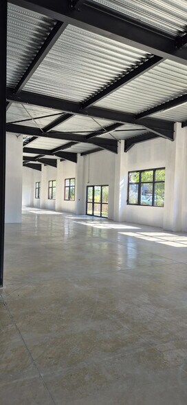 Local d’activités dans Dardilly à louer - Photo de l’immeuble – Image 2 sur 7