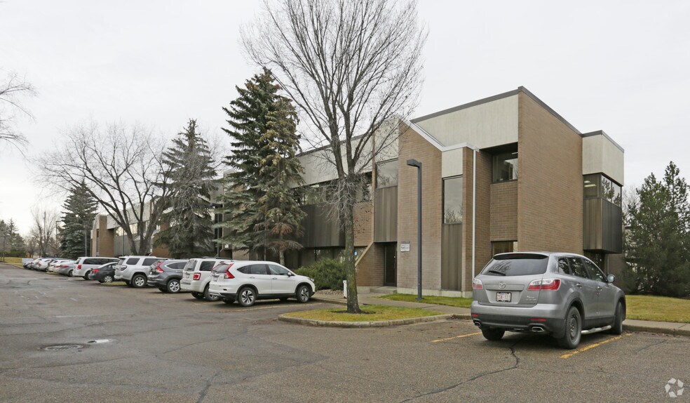 9403 20 Av NW, Edmonton, AB à vendre - Photo principale – Image 2 sur 13