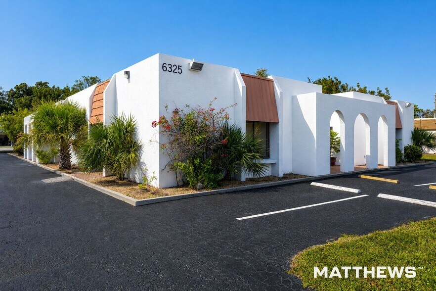6325 Presidential Ct, Fort Myers, FL à vendre - Photo de l’immeuble – Image 1 sur 3
