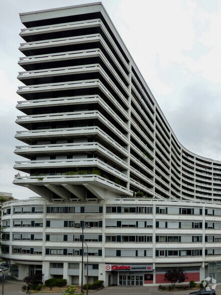 Immeuble residentiel dans Paris à vendre - Photo principale – Image 1 sur 3