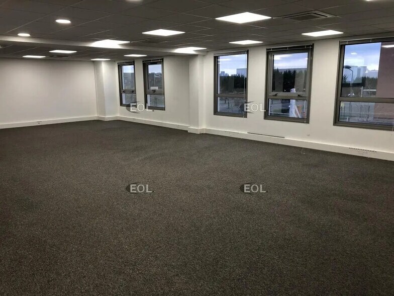 Local d’activités dans Villeneuve-la-Garenne à louer - Photo de l’immeuble – Image 2 sur 15
