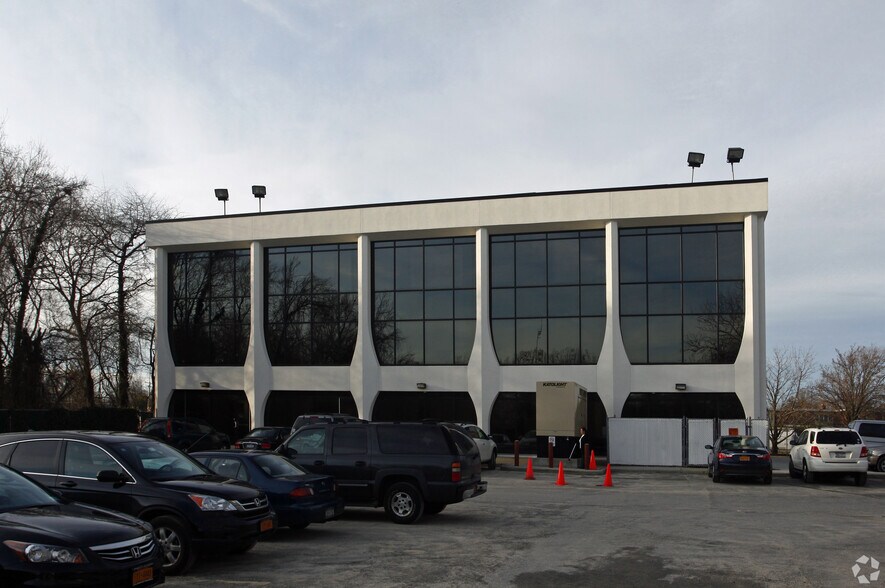 300 Sunrise Hwy, West Babylon, NY à louer - Photo de l’immeuble – Image 2 sur 9