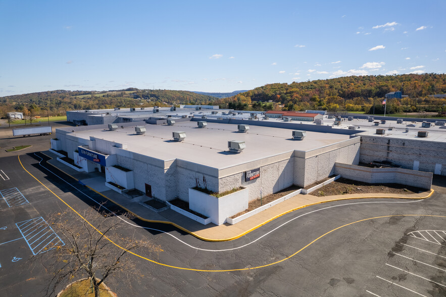 225 Columbia Mall Dr, Bloomsburg, PA à vendre - Photo de l’immeuble – Image 2 sur 4