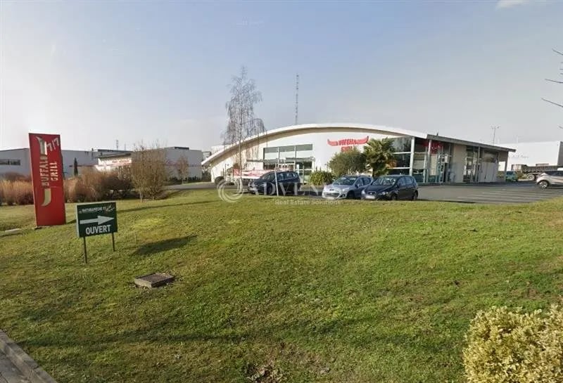 Local commercial dans Saintes à louer - Photo de l’immeuble – Image 1 sur 3