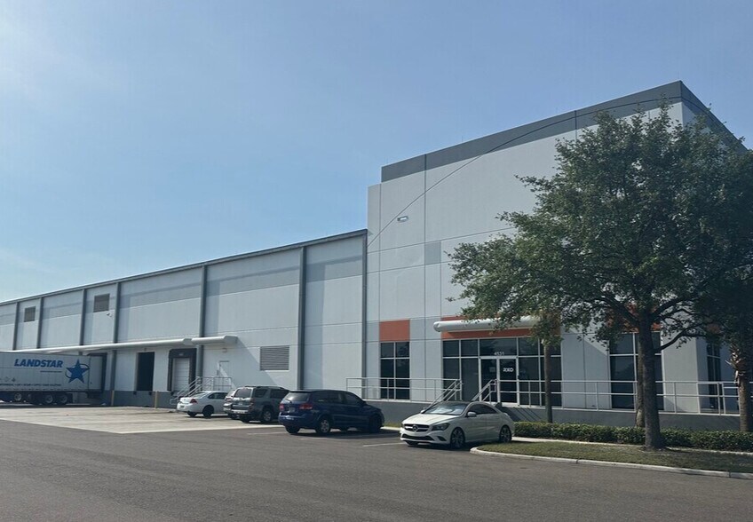 4531-4561 Madison Industrial Ln, Tampa, FL à louer - Photo de l’immeuble – Image 1 sur 10