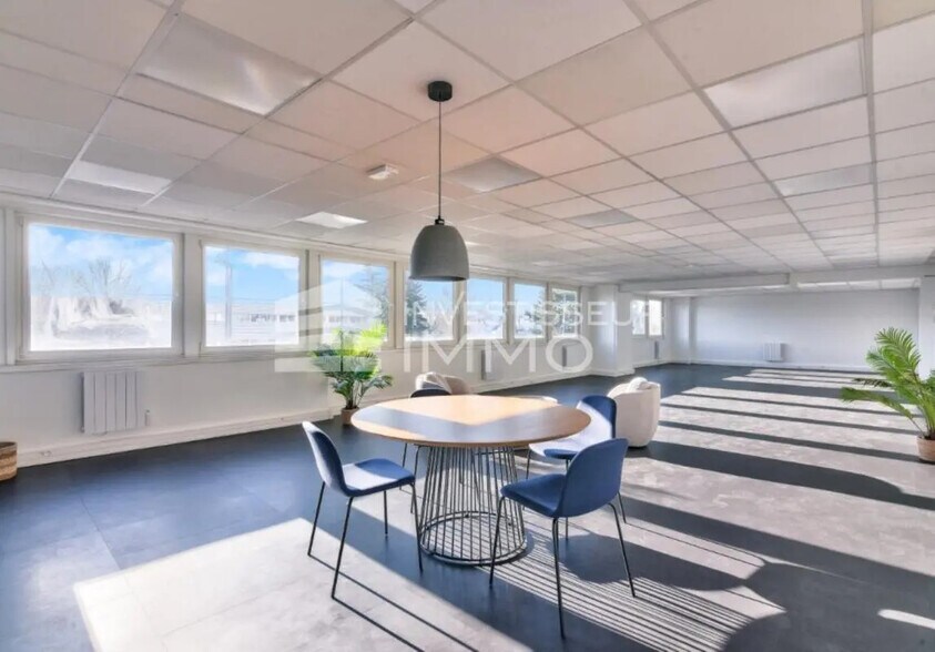 Bureau dans Aulnay-sous-Bois à louer - Photo de l’immeuble – Image 1 sur 6