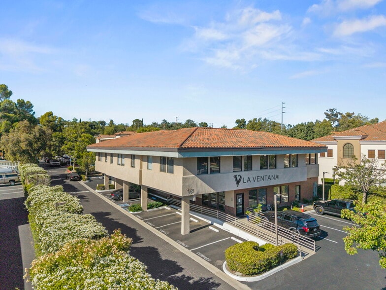 155 Wilbur Rd, Thousand Oaks, CA à vendre - Photo de l’immeuble – Image 1 sur 9