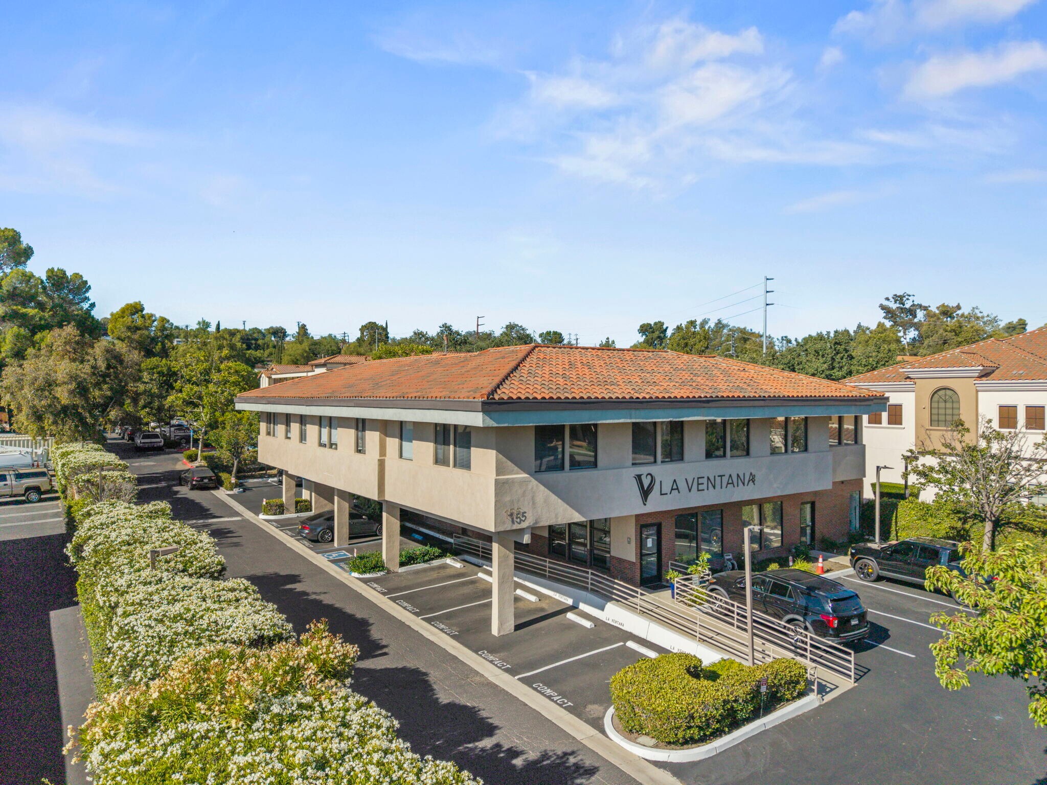 155 Wilbur Rd, Thousand Oaks, CA à vendre Photo de l’immeuble– Image 1 sur 10