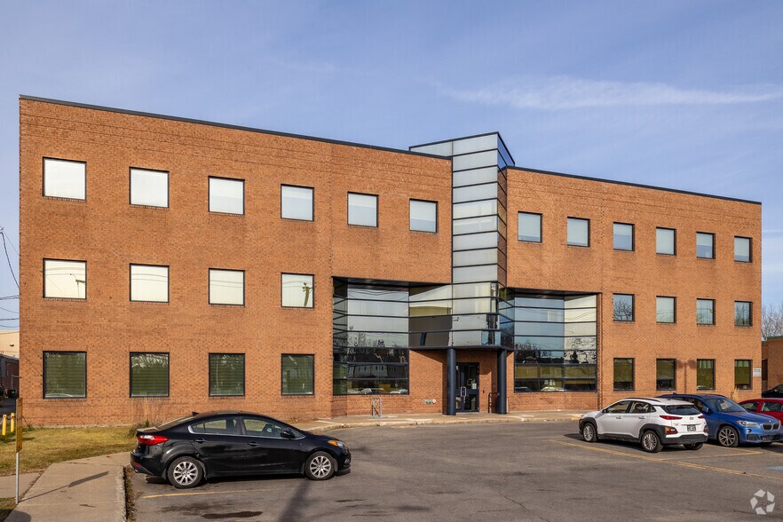 181 Boul Hymus, Pointe-claire, QC à louer - Photo de l’immeuble – Image 3 sur 4