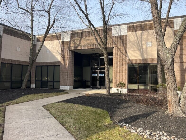730 Louis Dr, Warminster Township, PA à louer - Photo principale – Image 2 sur 11