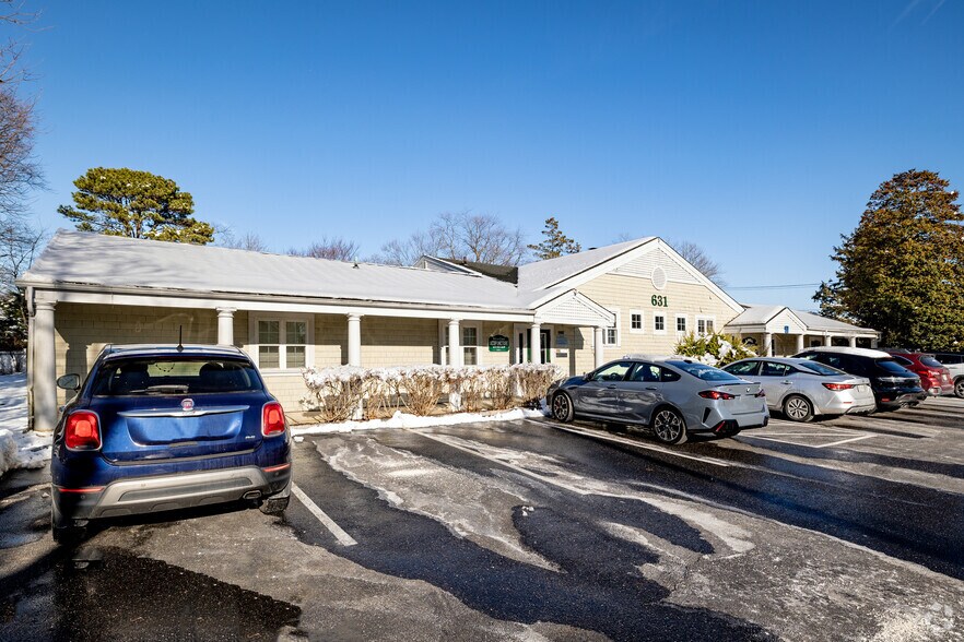 631 Montauk Hwy, West Islip, NY à louer - Photo principale – Image 1 sur 5