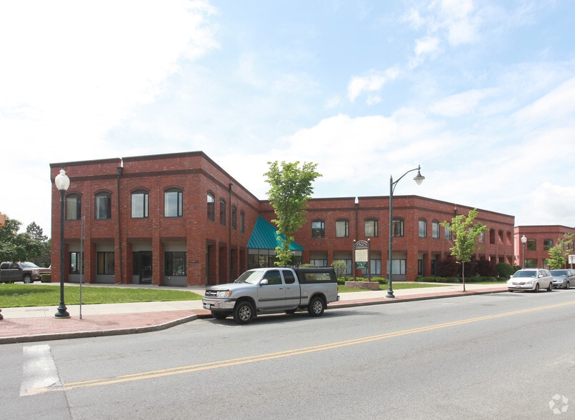 5 Warren St, Glens Falls, NY à vendre - Photo principale – Image 1 sur 2