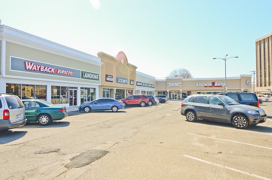 2280-2330 Hempstead Tpke, East Meadow, NY à louer - Photo de l’immeuble – Image 2 sur 2