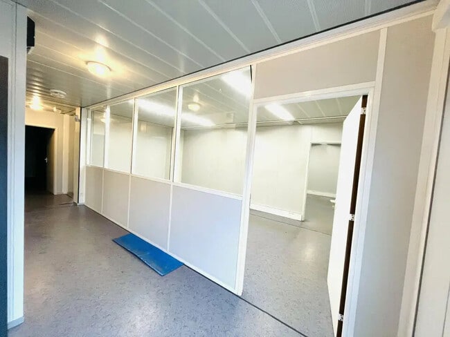 Plus de détails pour Local d’activités à vendre