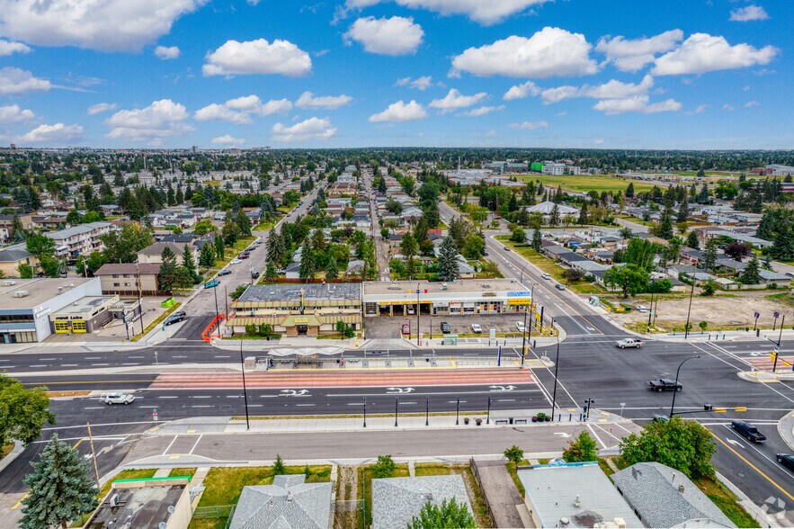 4402 17th Ave SE, Calgary, AB à vendre - Aérien – Image 3 sur 5
