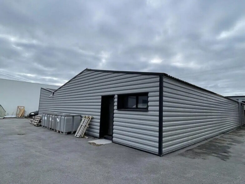 Local d’activités dans Plougoumelen à louer - Photo de l’immeuble – Image 1 sur 4