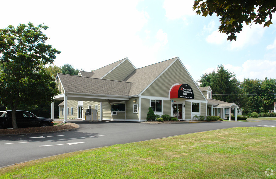 33 Hartford Ave, Granby, CT à louer - Photo de l’immeuble – Image 1 sur 4
