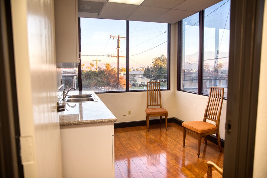 330 S Garfield Ave, Alhambra, CA à vendre - Photo intérieure – Image 3 sur 14
