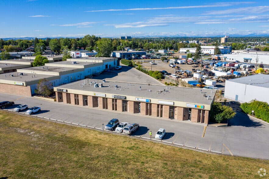 401-413 Forge Rd SE, Calgary, AB à louer - Aérien – Image 2 sur 9