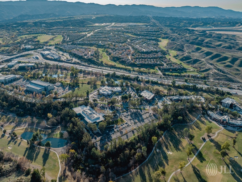 27200 Tourney Rd, Santa Clarita, CA à vendre - Photo principale – Image 1 sur 2