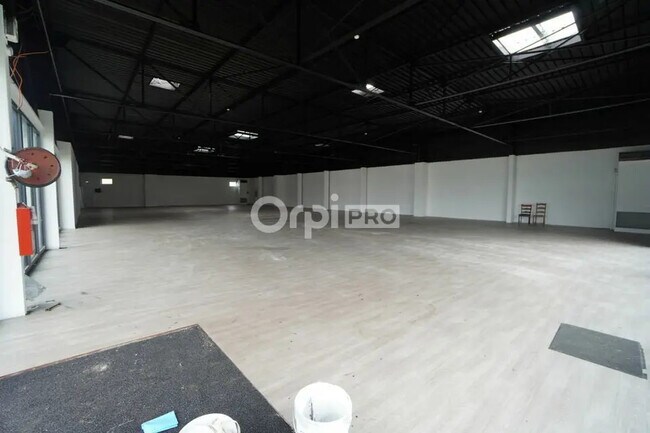 Plus de détails pour Local commercial à louer