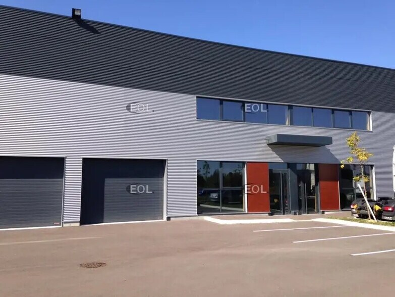 Industriel/Logistique dans Élancourt à louer - Photo de l’immeuble – Image 2 sur 2