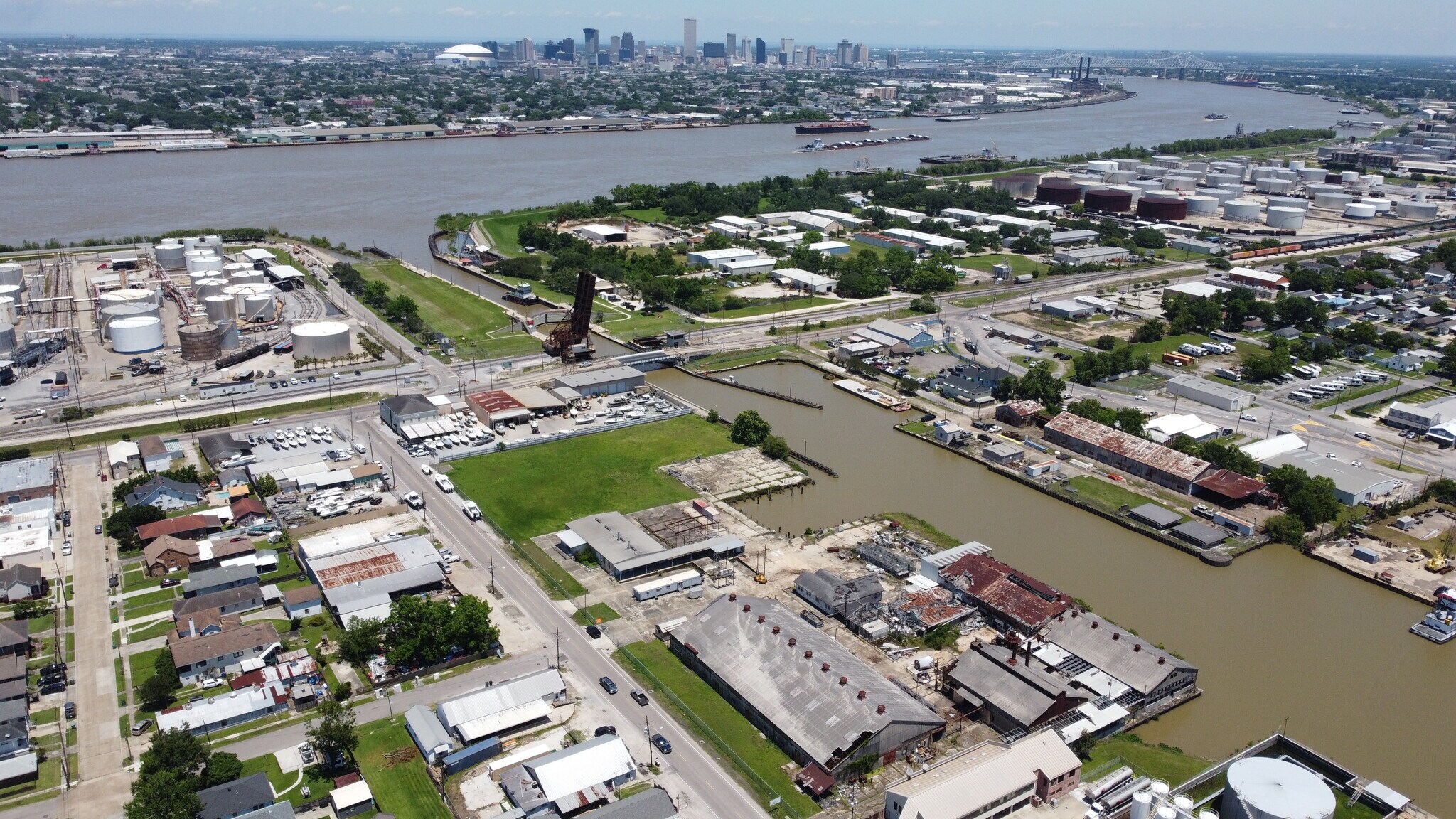 501 Destrehan Ave, Harvey, LA à louer Photo de l’immeuble– Image 1 sur 7