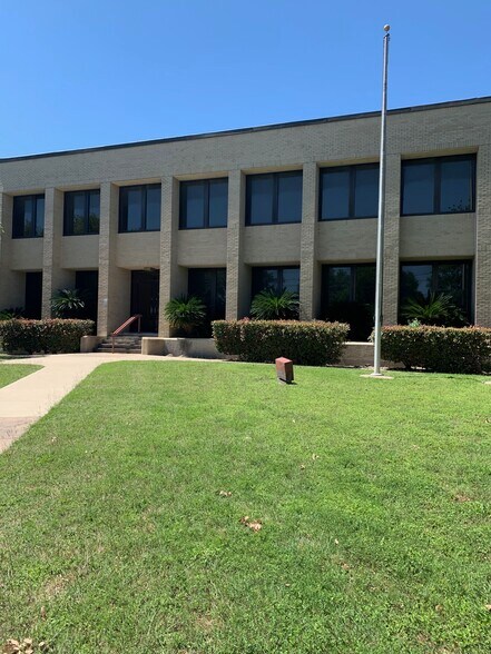 401 E Washington Ave, Navasota, TX à vendre - Photo principale – Image 1 sur 8