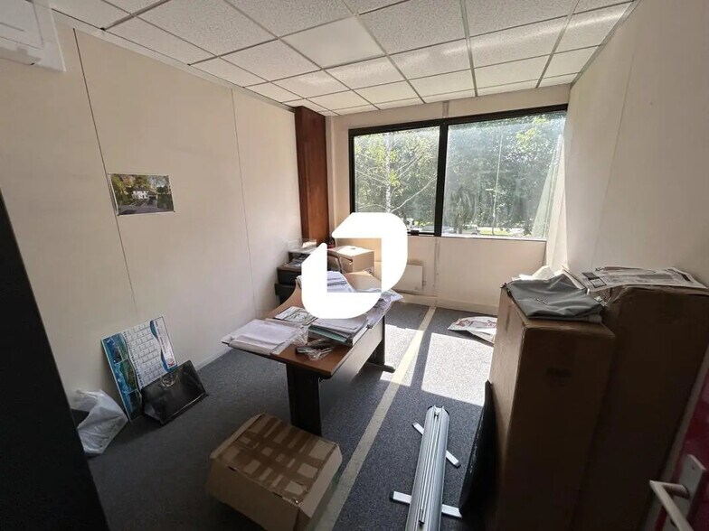 Bureau dans Saint-Thibault-des-Vignes à louer - Photo de l’immeuble – Image 1 sur 9