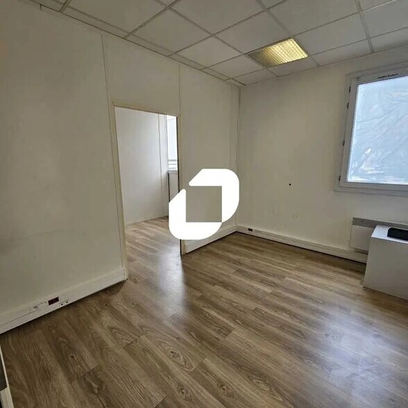 Bureau dans Saint-Denis à louer - Photo de l’immeuble – Image 3 sur 14