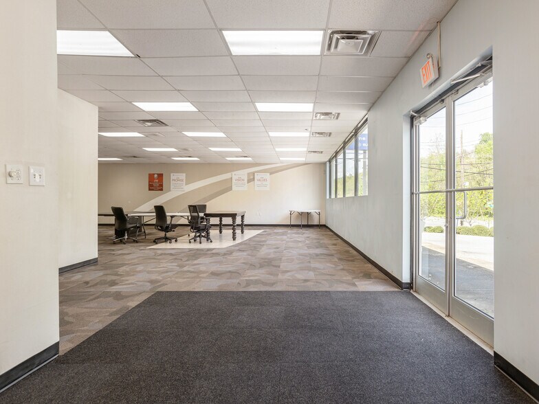 579 Tunnel Rd, Asheville, NC à louer - Photo de l’immeuble – Image 3 sur 51