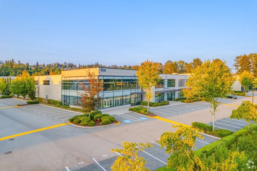 8528 Glenlyon Pky, Burnaby, BC à louer - Photo principale – Image 1 sur 5