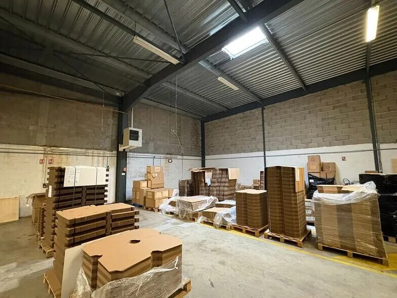 Local d’activités dans Saint-Priest à louer - Photo intérieure – Image 2 sur 5