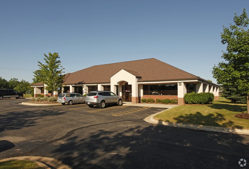 5918 Meridian Blvd, Brighton, MI à louer - Photo de l’immeuble – Image 1 sur 5