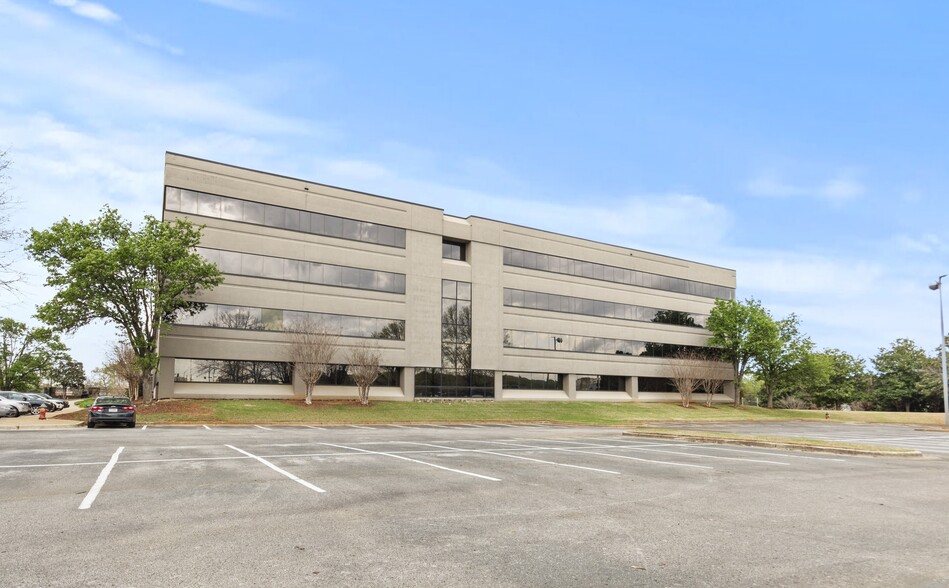 215 Wynn Dr, Huntsville, AL à louer - Photo de l’immeuble – Image 3 sur 15