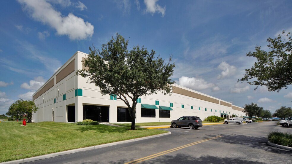 7800-7890 NW 80th St, Miami, FL à louer - Photo de l’immeuble – Image 3 sur 3
