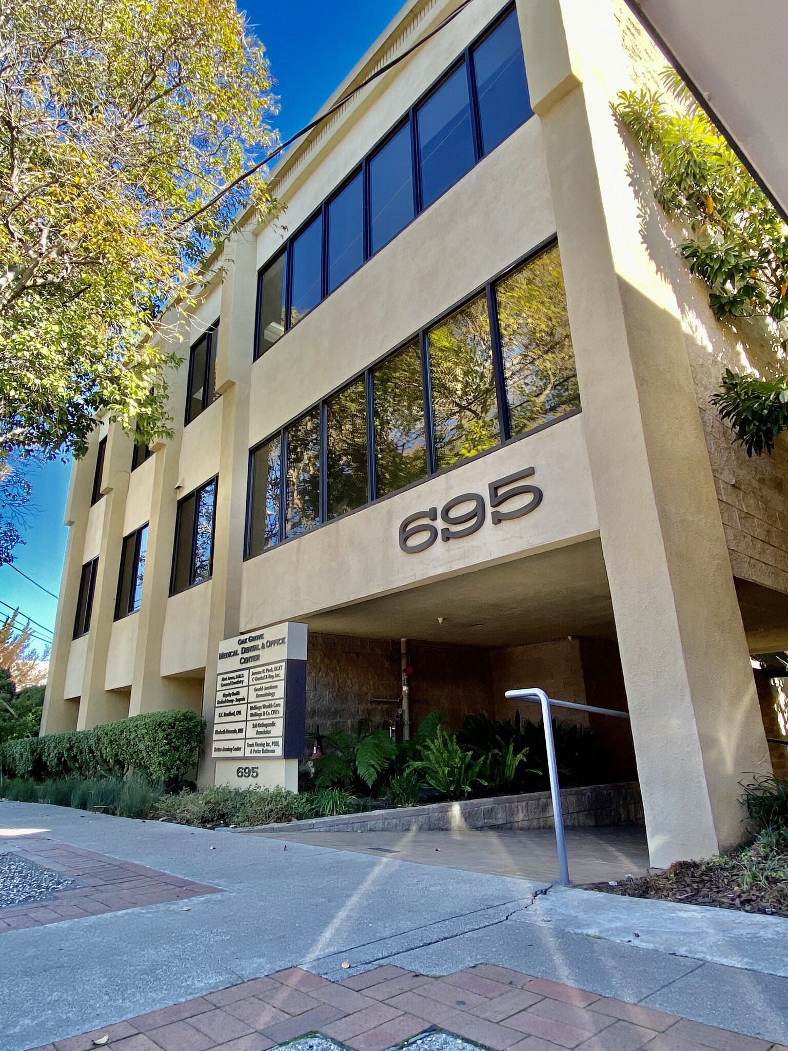 695 Oak Grove Ave, Menlo Park, CA à louer Photo de l’immeuble– Image 1 sur 14