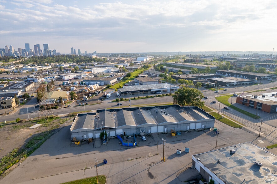 451-463 42nd Ave SE, Calgary, AB à louer - Aérien – Image 3 sur 6