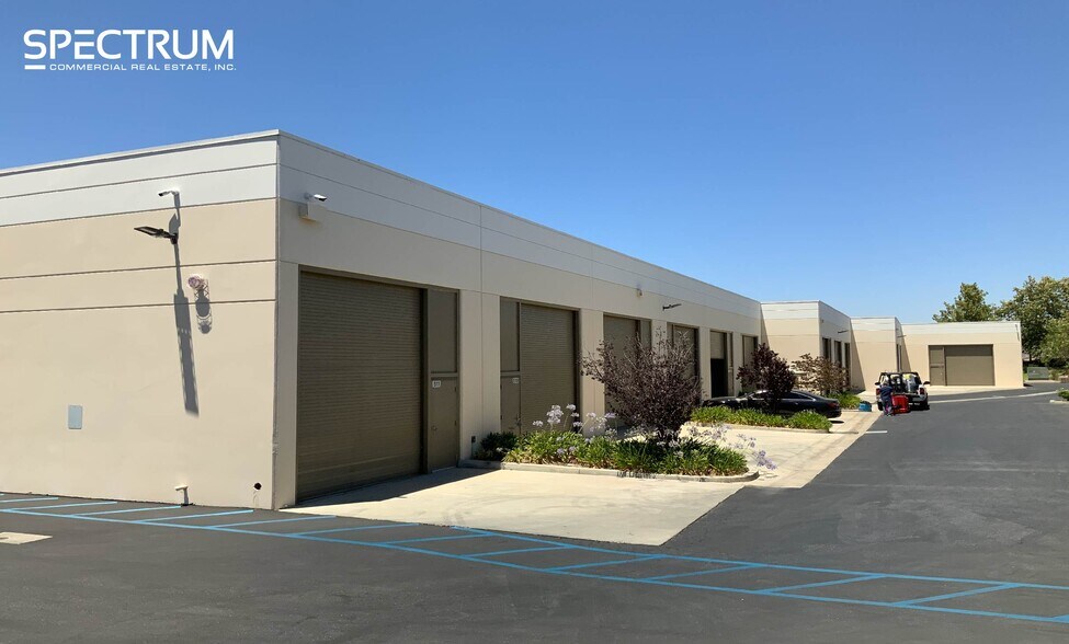 26370 Diamond Pl, Santa Clarita, CA à louer - Photo de l’immeuble – Image 3 sur 8