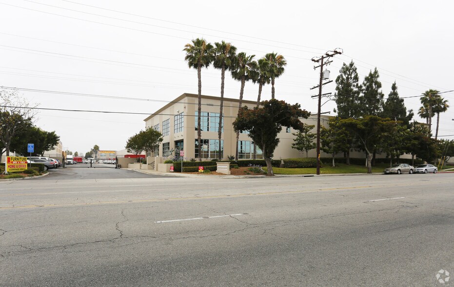 14350 Garfield Ave, Paramount, CA à louer - Photo de l’immeuble – Image 1 sur 5