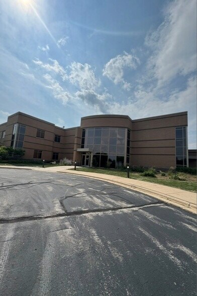 469 Security Blvd, Howard, WI à louer - Photo de l’immeuble – Image 1 sur 10