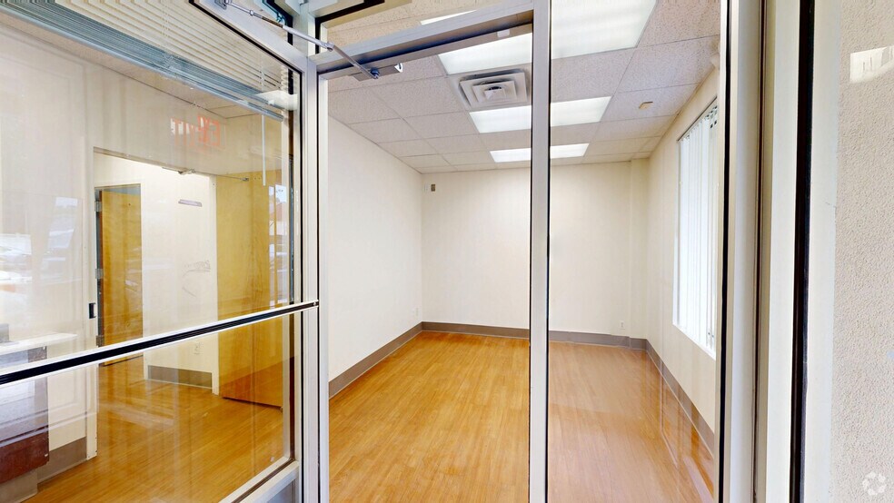 211-20 Union Tpke, Oakland Gardens, NY à louer - Numérisation 3D Matterport – Image 2 sur 26