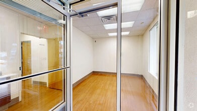 211-20 Union Tpke, Oakland Gardens, NY à louer Numérisation 3D Matterport– Image 1 sur 23