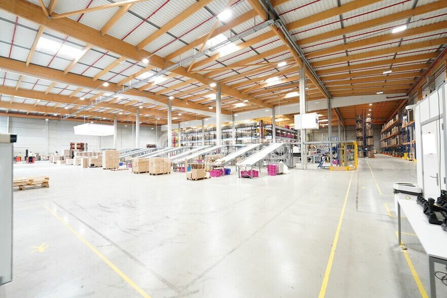 1 Bis Rue Le Chatelier, Vaulx-Milieu à louer - Photo de l’immeuble – Image 3 sur 12