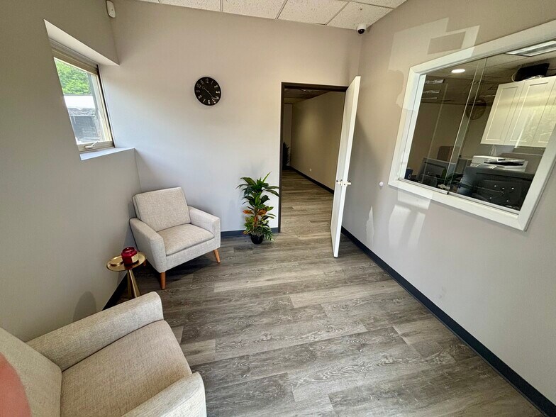 315 N 9th St, St Charles, IL à louer - Hall d’entrée – Image 2 sur 14