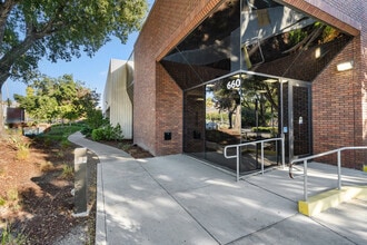 650-700 E Calaveras Blvd, Milpitas, CA à louer Photo de l’immeuble– Image 2 sur 8