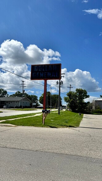 1381 Main St, Edmore, MI à vendre - Photo de l’immeuble – Image 2 sur 8