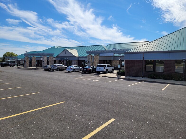 2301-2359 Silvernail Rd, Pewaukee, WI à louer - Photo de l’immeuble – Image 1 sur 10