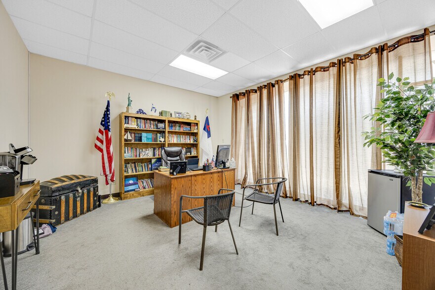 831 S Circle Dr, Colorado Springs, CO à vendre - Photo de l’immeuble – Image 3 sur 8
